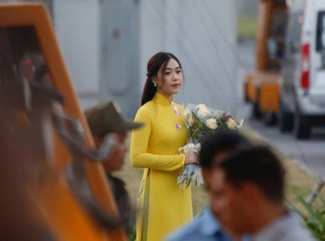 Nu sinh tang hoa cho Tong thong Donald Trump gioi 2 ngoai ngu hinh anh 2