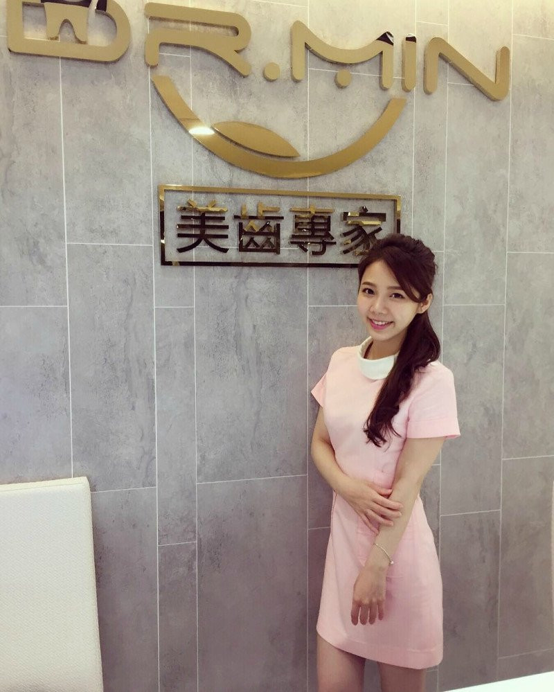 Nu y ta nha khoa 9X duoc dan mang khen xinh dep hinh anh 2