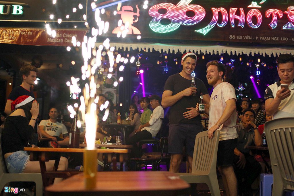 Trai 6 mui coi tran om tu do dem Noel o pho Tay Sai Gon hinh anh 7