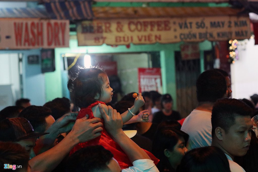 Trai 6 mui coi tran om tu do dem Noel o pho Tay Sai Gon hinh anh 8