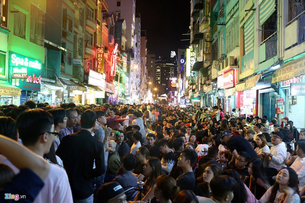 Trai 6 mui coi tran om tu do dem Noel o pho Tay Sai Gon hinh anh 1