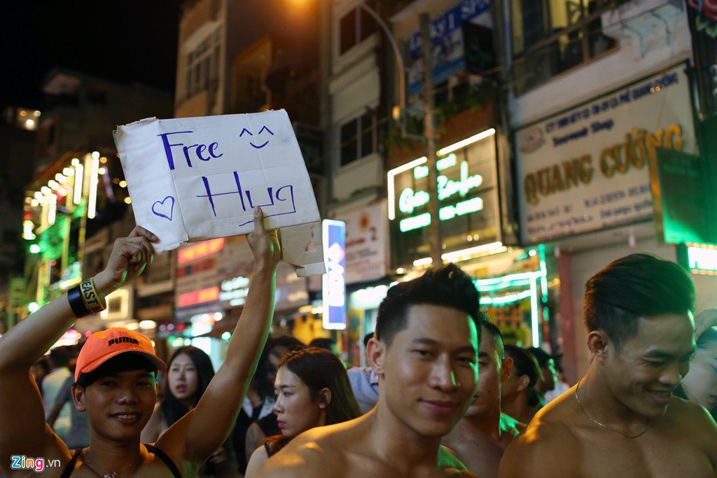 Trai 6 mui coi tran om tu do dem Noel o pho Tay Sai Gon hinh anh 2