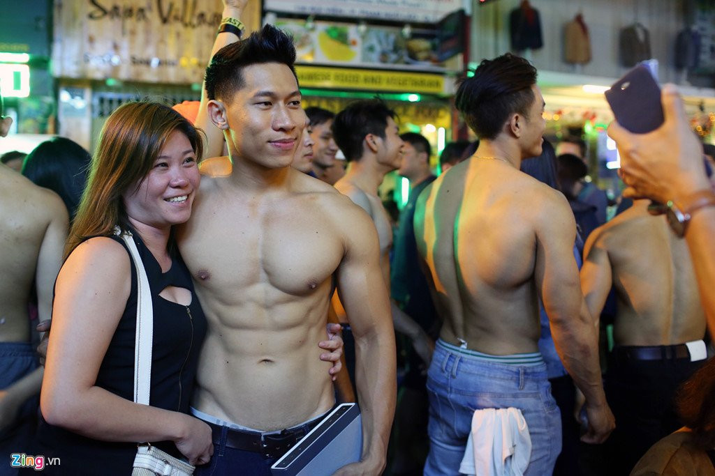 Trai 6 mui coi tran om tu do dem Noel o pho Tay Sai Gon hinh anh 6