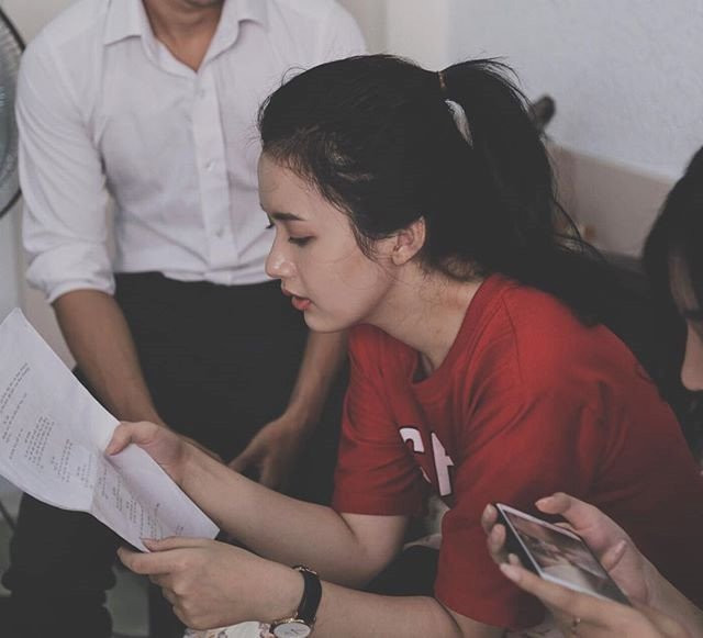 Dieu it biet ve 9X Sai Gon xinh dep trong buc anh chup nghieng hinh anh 8