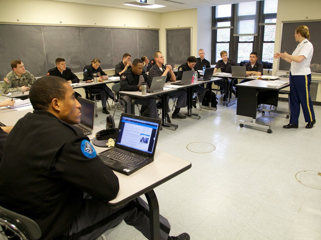 Mot ngay tai truong quan su hang dau nuoc My hinh anh 4