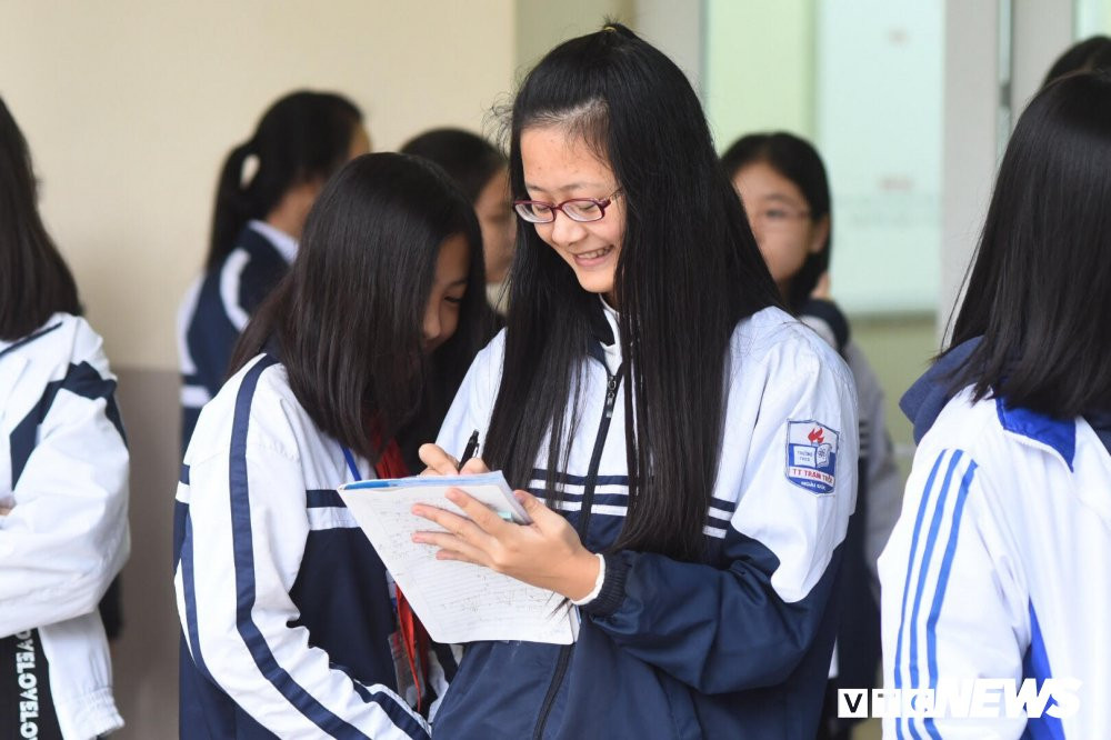 Thi sinh truoc gio du thi 4