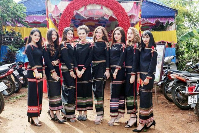 Nhan sac dan thieu nu E De chup anh xinh dep trong dam cuoi hinh anh 1