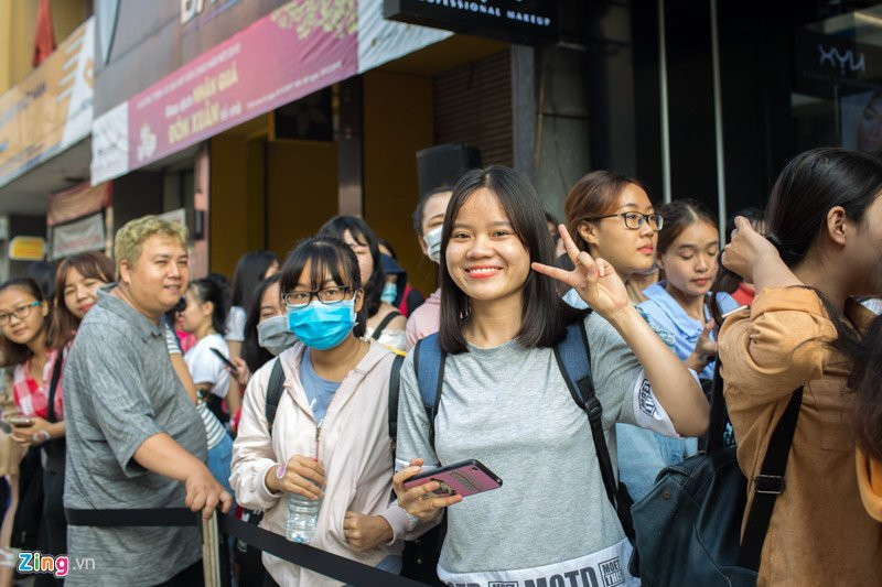 Fan xep hang tu 5h sang de gap Lily Maymac tai Sai Gon hinh anh 2