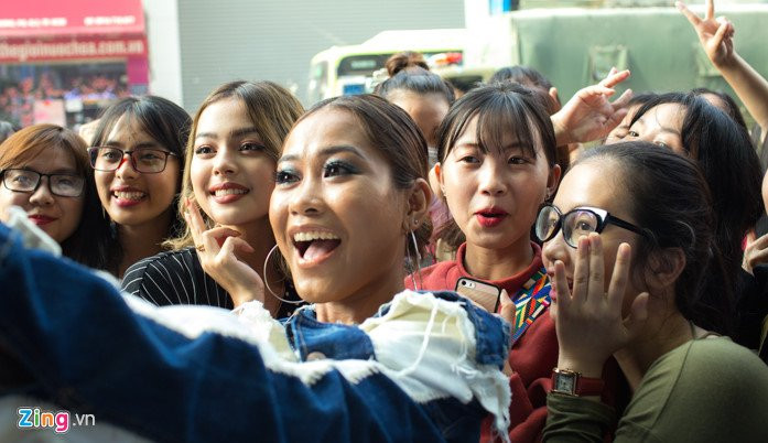 Fan xep hang tu 5h sang de gap Lily Maymac tai Sai Gon hinh anh 8