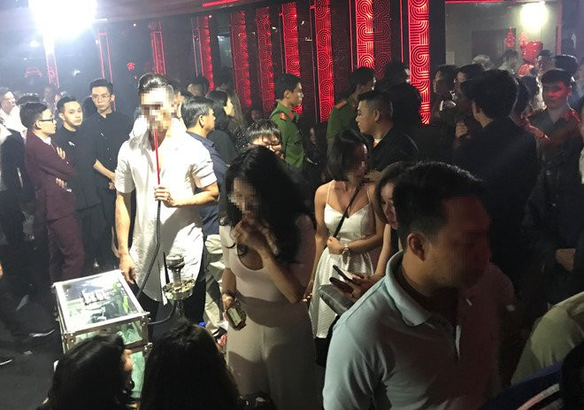 Hang chuc canh sat dot kich kiem tra quan bar 'chui' o Sai Gon hinh anh 1