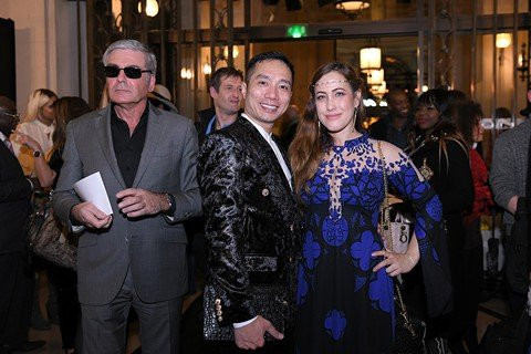 Nữ diễn viên Myriam Charleins liên tục trầm trồ khi diện trang phục áo dài