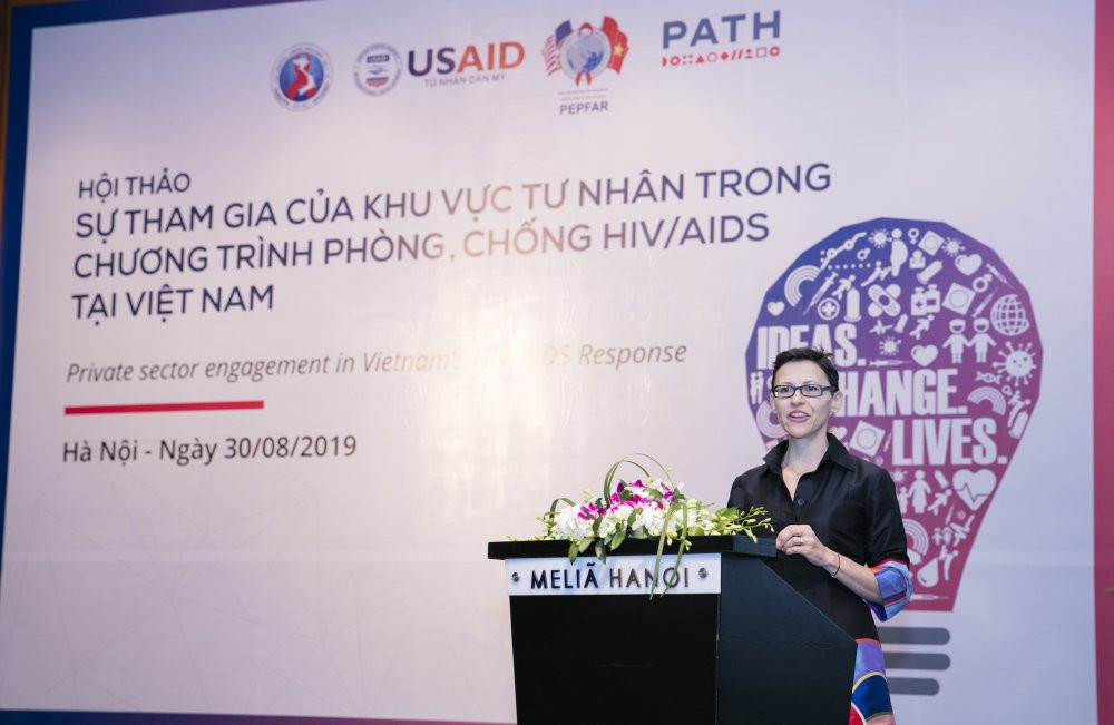 TS. Kimberly, Giam doc Du an USAID_PATH Healthy Markets phat bieu tai Hoi thao 3