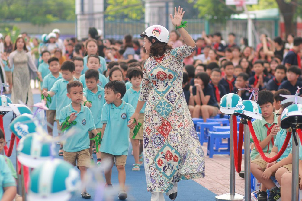 3 GVCN khoi 1 doi mu bao hiem don hs vao truong 6