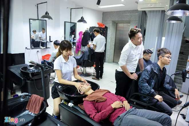 Quy ong xep hang dai doi lam toc truoc Tet hinh anh 1