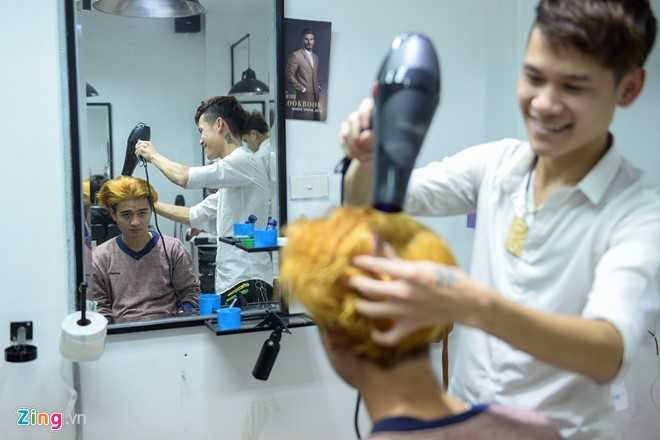 Quy ong xep hang dai doi lam toc truoc Tet hinh anh 2