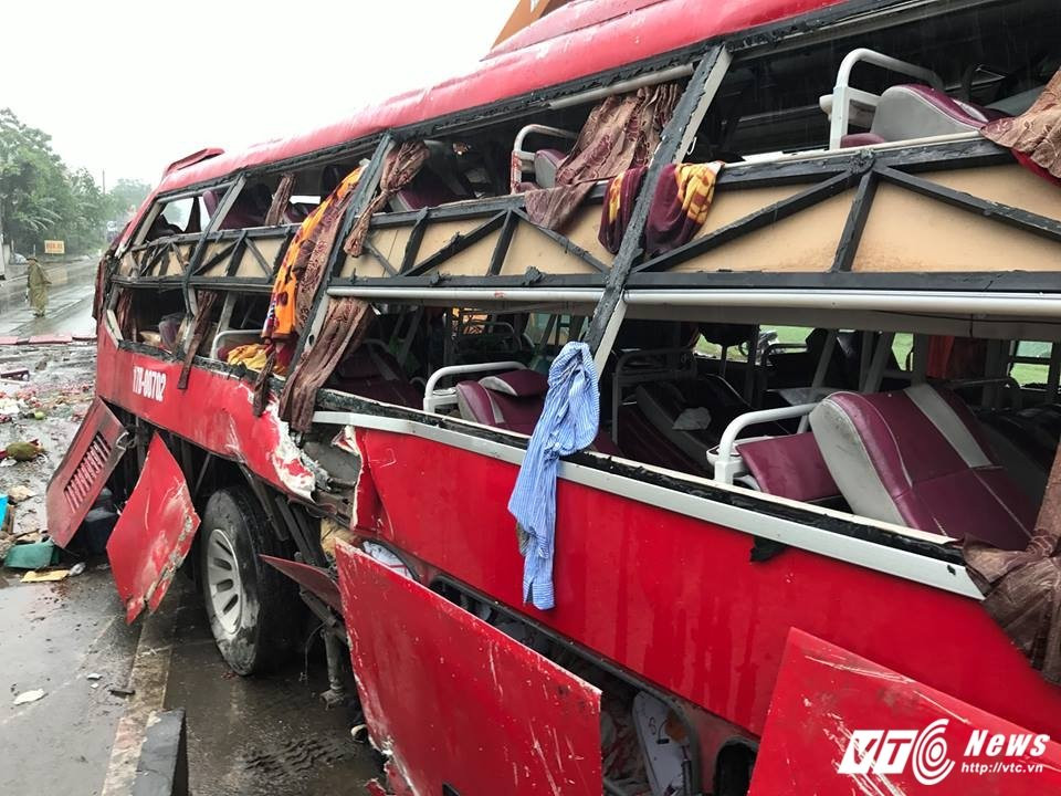Hinh anh Lat xe khach, 2 nguoi chet, nhieu nguoi bi thuong 3