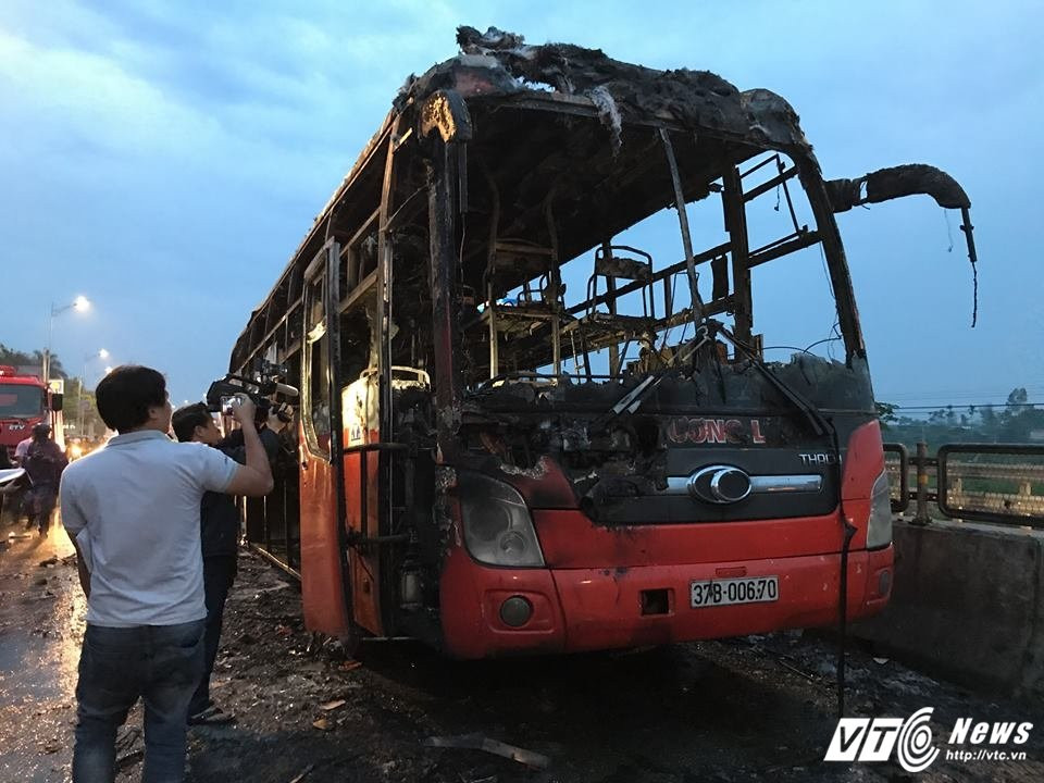 Hinh anh Hien truong chay xe khach giuong nam tren quoc lo 1A 3