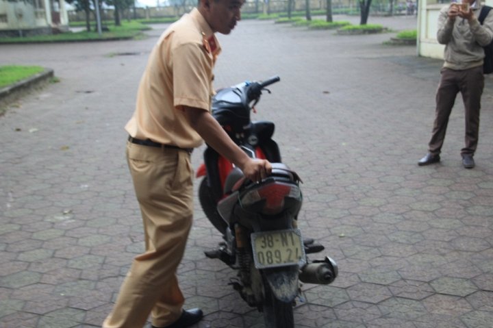 Hinh anh Loi tran tinh cua 2 nu sinh tong on lao gay chan roi mang bo o nghia dia 3