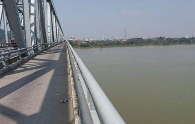 nhieu-nguoi-tung-quan-tim-den-cau-ben-thuy-tu-ket-lieu5