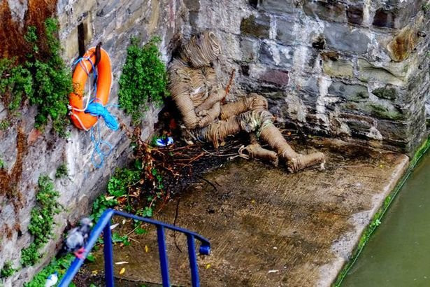 xac-uop-bi-an-ben-bo-song-1