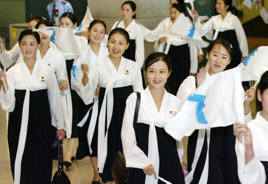 co-vu-trieu-tien-A squad of North Korean cheerleaders arrive at Incheon International Airport on Aug. 31, 2005, to attend the 16th Asian Athletics Championships in Incheon. 3