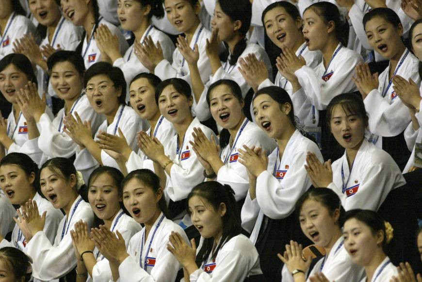 co-vu-trieu-tienNorth Korea sent a squad of supporters to the Daegu Universiade Games in Daegu, south of Seoul, in August 2003. AP 3