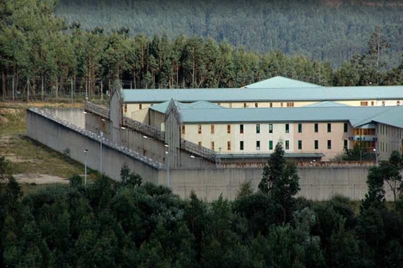 tu-nhan-song-lai-trong-nha-lanh-2