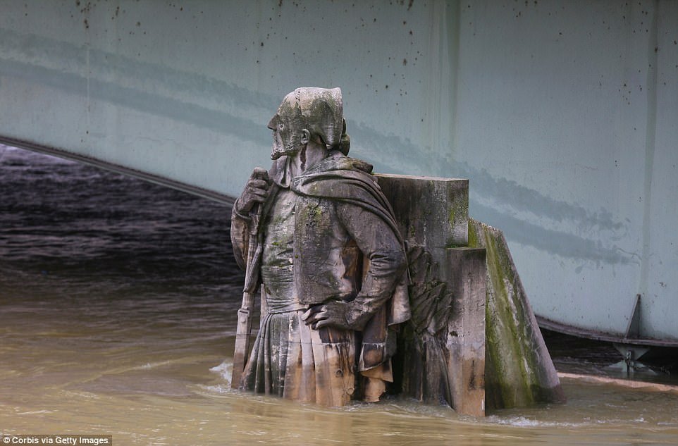 paris-ngap-do-mua-lon-1