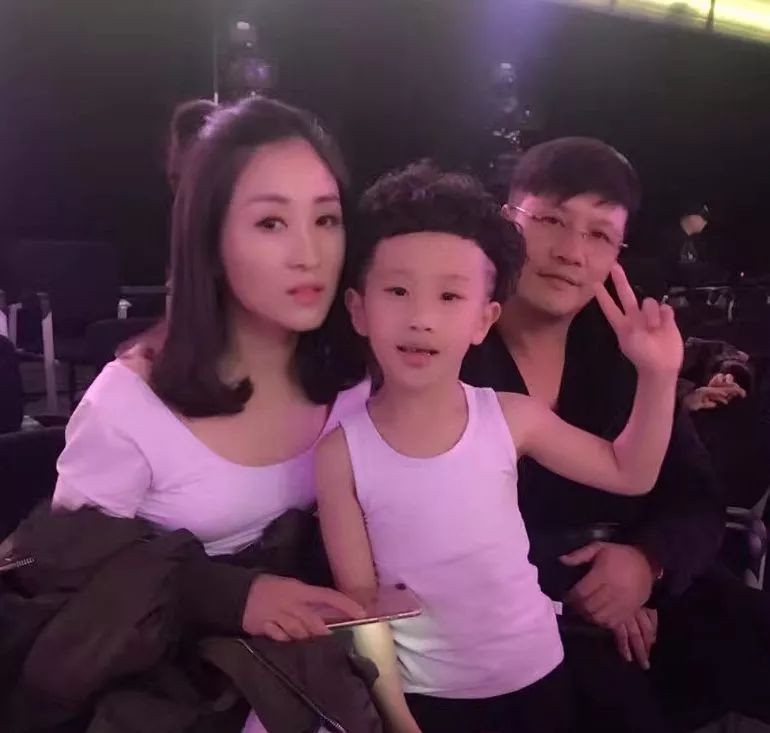 7-tuoi-kiem-hang-tram-trieu-nho-day-yoga-1