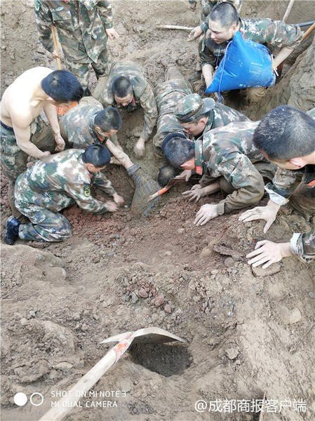 canh-sat-dung-tay-cuu-nguoi-bi-chon-song-2