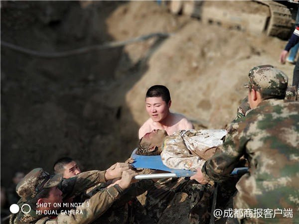 canh-sat-dung-tay-cuu-nguoi-bi-chon-song-6 3