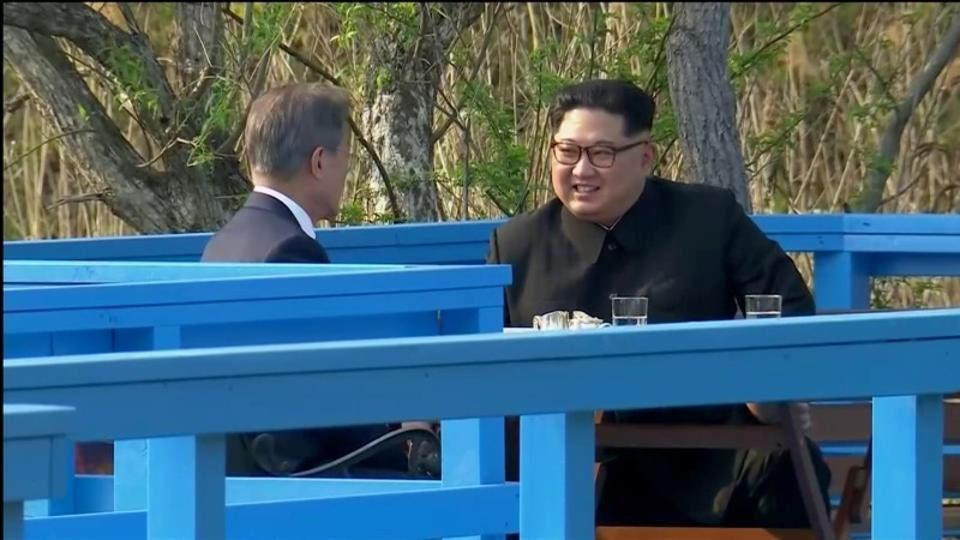 kim-jong-un-moon-jae-in-2