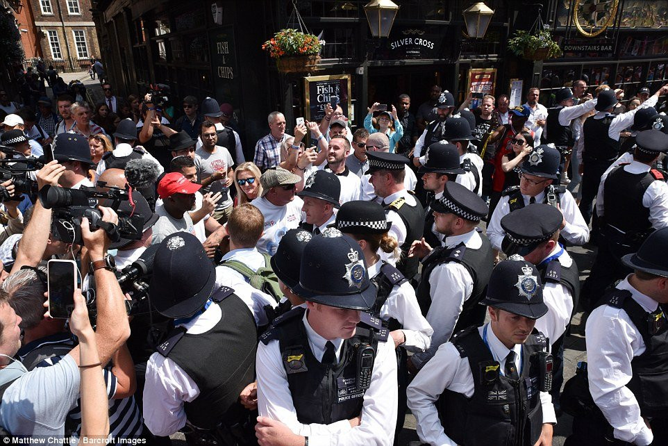 bieu-tinh-phan-doi-trump-london-10 9