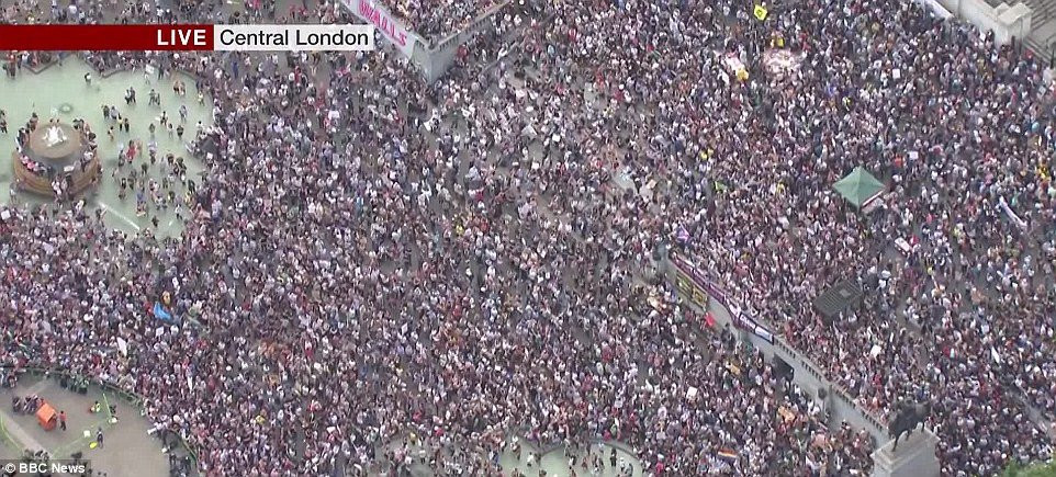 bieu-tinh-phan-doi-trump-london-12 11