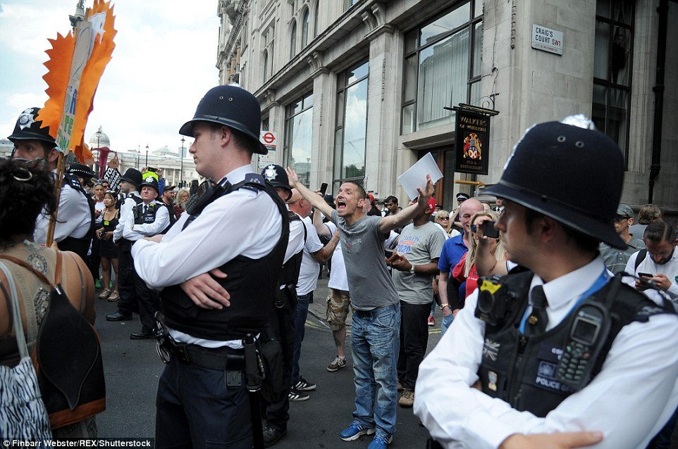 bieu-tinh-phan-doi-trump-london-13 13