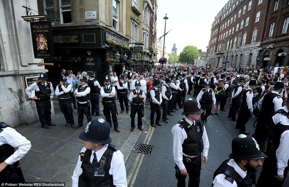 bieu-tinh-phan-doi-trump-london-14 13