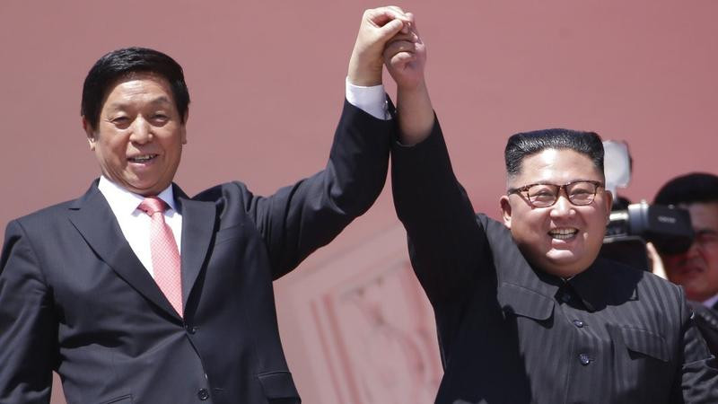 kim-jong-un-lat-chien-thu-2