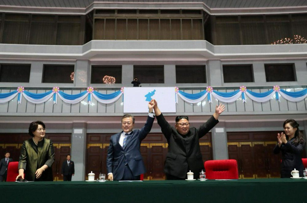 kim-jong-un-moon-jae-in-raisehand
