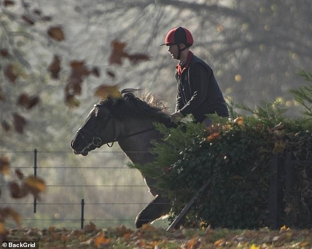 nu-hoang-anh-cuoi-ngua-3 3