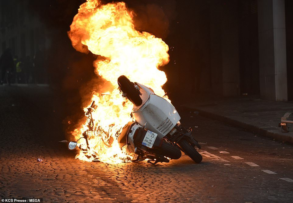 bieu-tinh-phap-9-ap 9