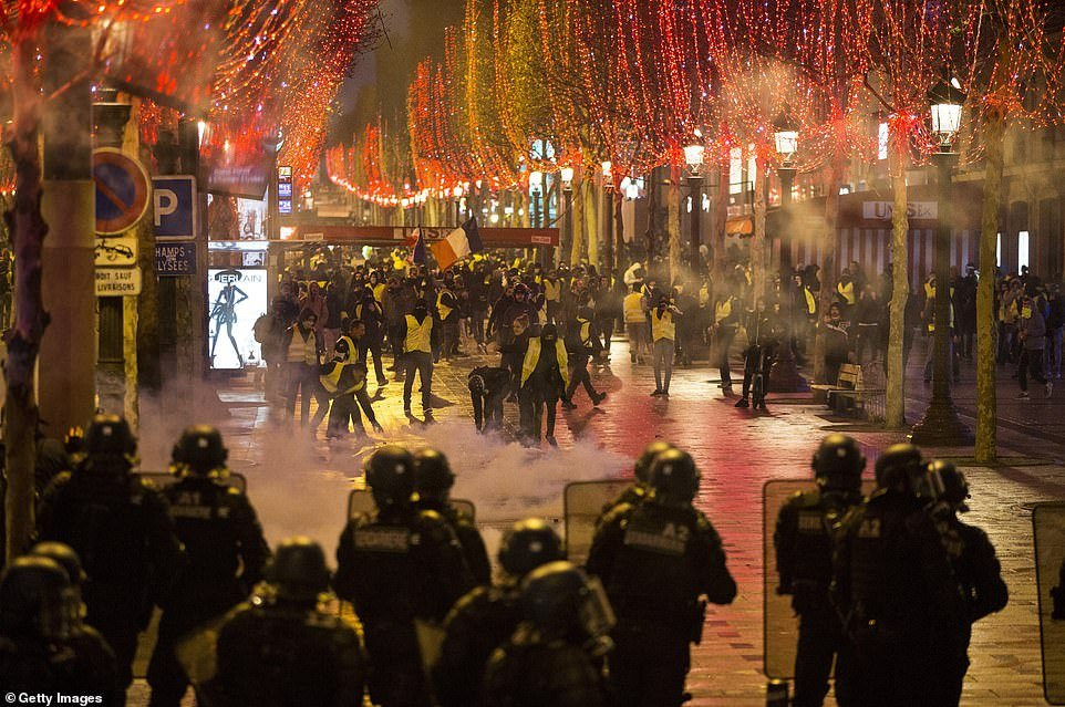 bieu-tinh-phap-8-12-1