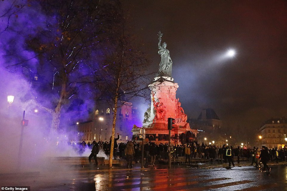 bieu-tinh-phap-8-12-3 3