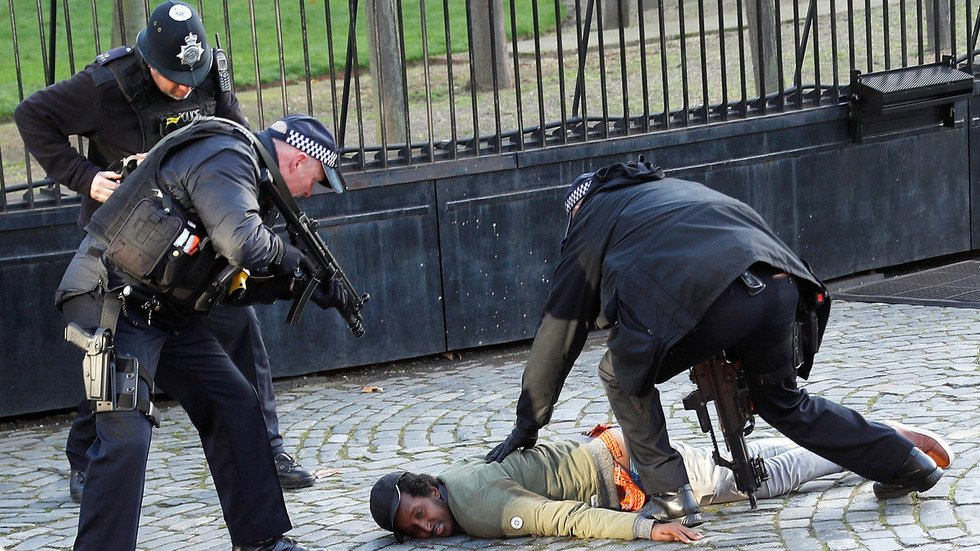 toa-nha-quoc-hoi-anh-1