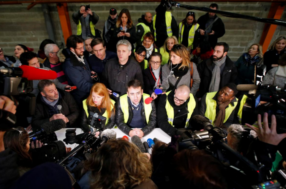 bieu-tinh-ao-vang-tuan-thu-8-reuters-3 4