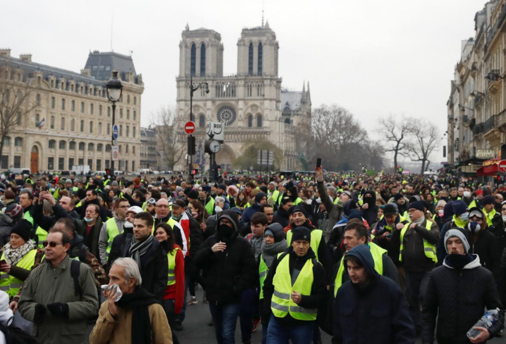 bieu-tinh-ao-vang-tuan-thu-8-reuters-5 6