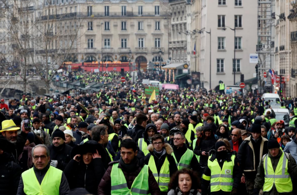 bieu-tinh-ao-vang-tuan-thu-8-reuters-7 8