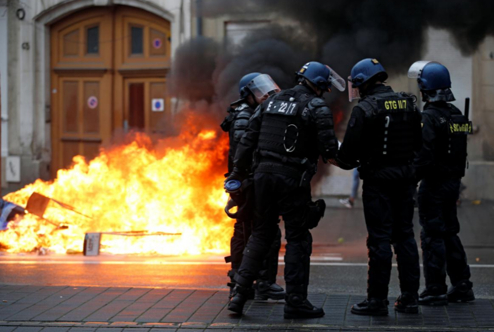 bieu-tinh-ao-vang-tuan-thu-9-4 4