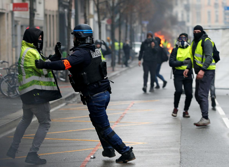 bieu-tinh-ao-vang-tuan-thu-9-5 4