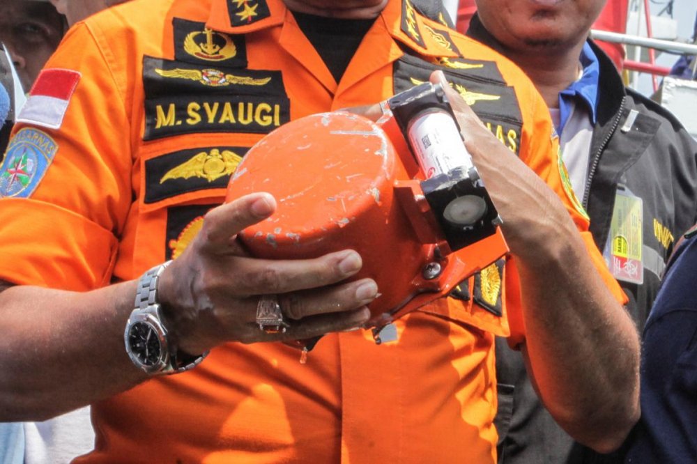 indonesia-tim-thay-hop-den-thu-hai-reuters-hop-thu-nhat