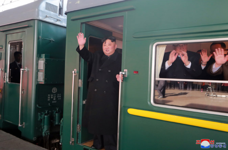 kim-jong-un-leave-pyeongyang-1